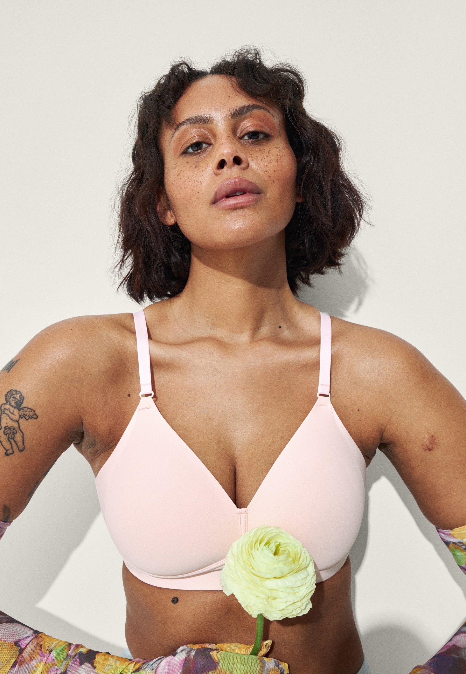 Voorzijde van vrouw die de side smoother bh in de kleur blush van het merk Naturana draagt