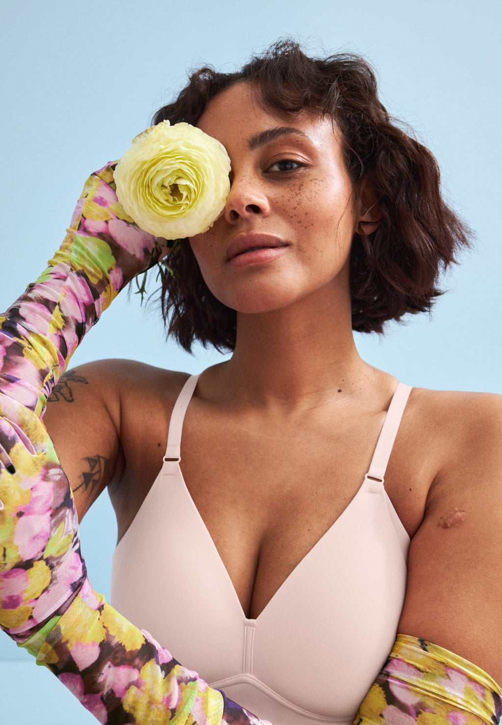 Voorzijde van vrouw die de side smoother bh in de kleur blush van het merk Naturana draagt