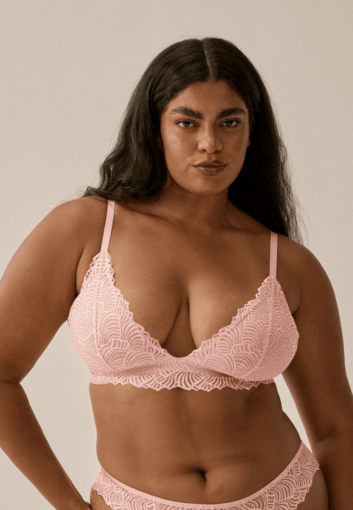 Voorzijde van vrouw die de bralette met gerecycled kant in de kleur pink rose van het merk Naturana draagt