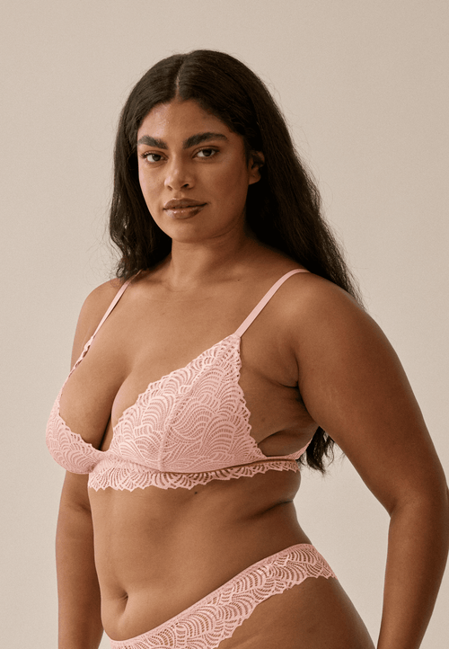 Zijde van vrouw die de bralette met gerecycled kant in de kleur pink rose van het merk Naturana draagt