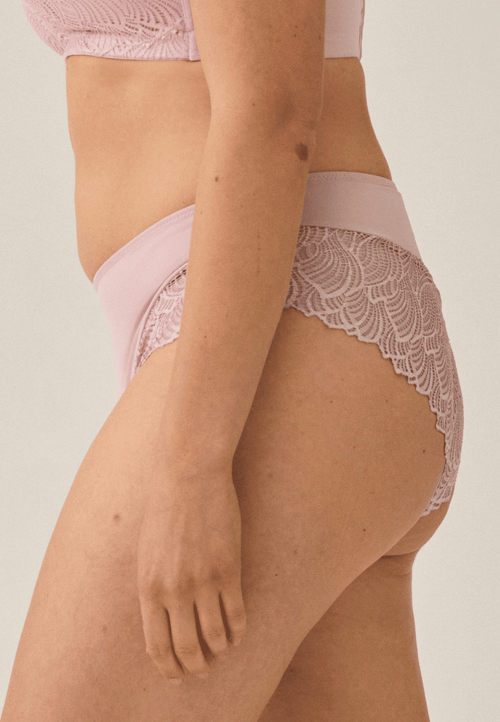Achterzijde van vrouw die de hipster met gerecycled kant in de kleur pink rose van het merk Naturana draagt