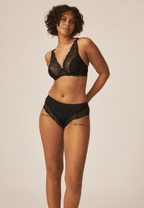 Voorzijde van vrouw die de hipster met gerecycled kant in de kleur zwart van het merk Naturana draagt