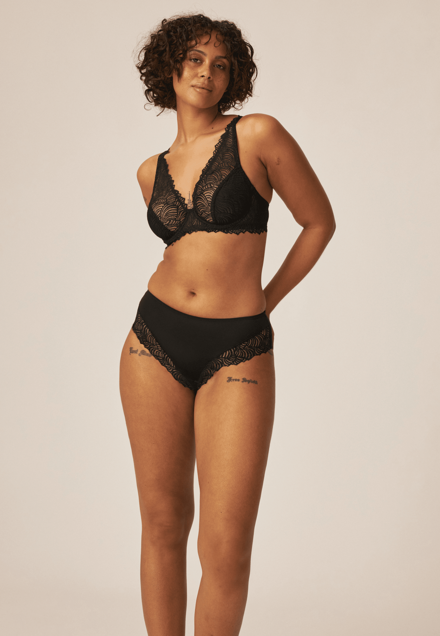 Voorzijde van vrouw die de hipster met gerecycled kant in de kleur zwart van het merk Naturana draagt