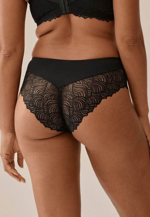 Achterzijde van vrouw die de hipster met gerecycled kant in de kleur zwart van het merk Naturana draagt