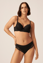 Voorzijde van vrouw die de hipster met gerecycled kant in de kleur zwart van het merk Naturana draagt