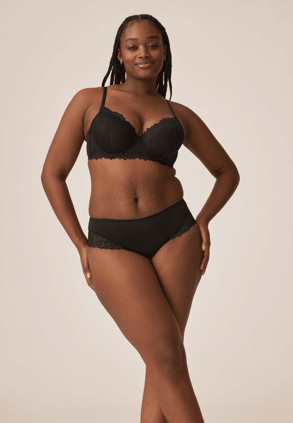 Voorzijde van vrouw die de hipster met gerecycled kant in de kleur zwart van het merk Naturana draagt