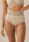 Voorzijde van vrouw die de hoge slip met mesh in de kleur beige van het merk Naturana draagt