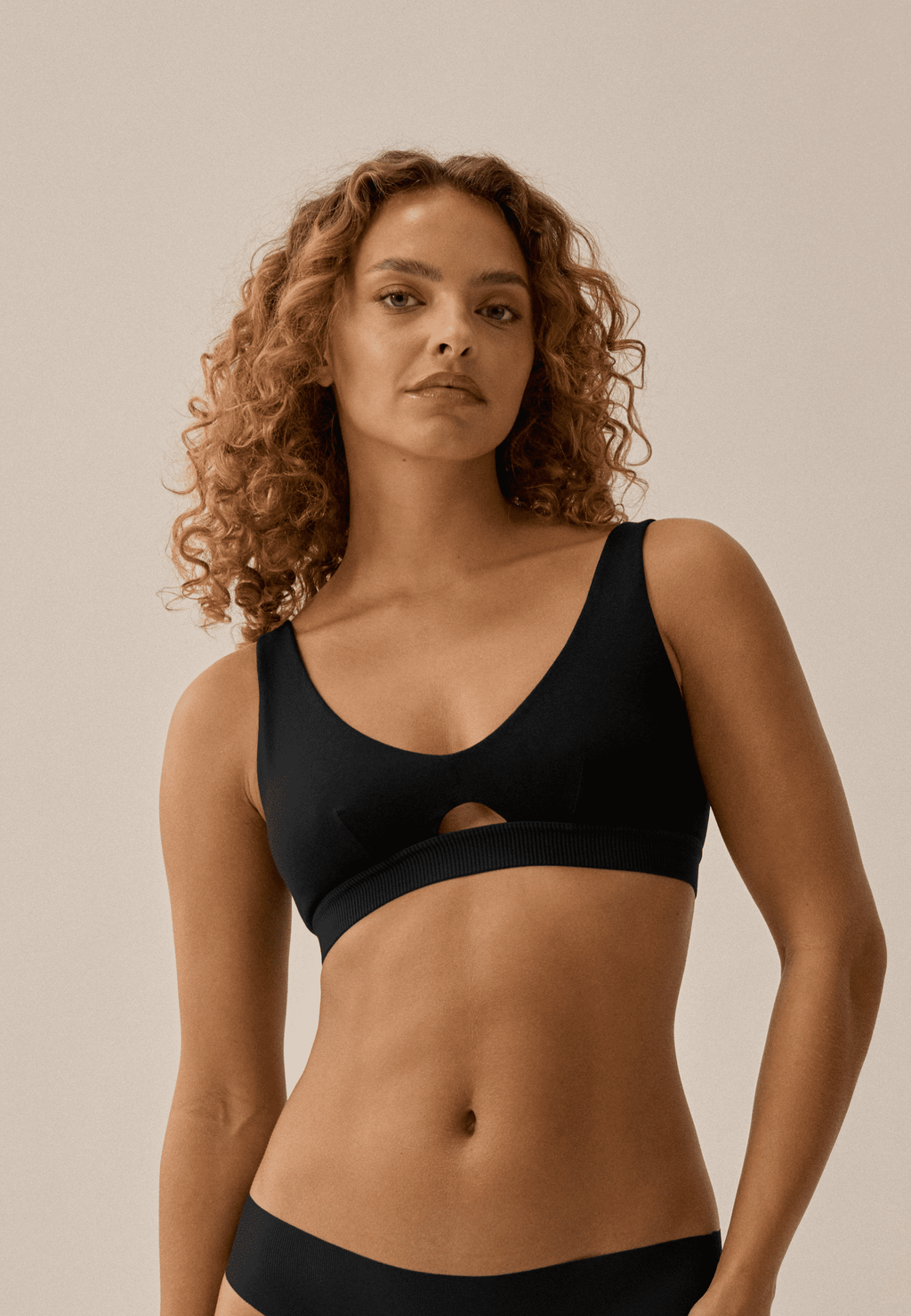 Voorzijde van vrouw die de katoenen soft bh in de kleur zwart van het merk Naturana draagt 