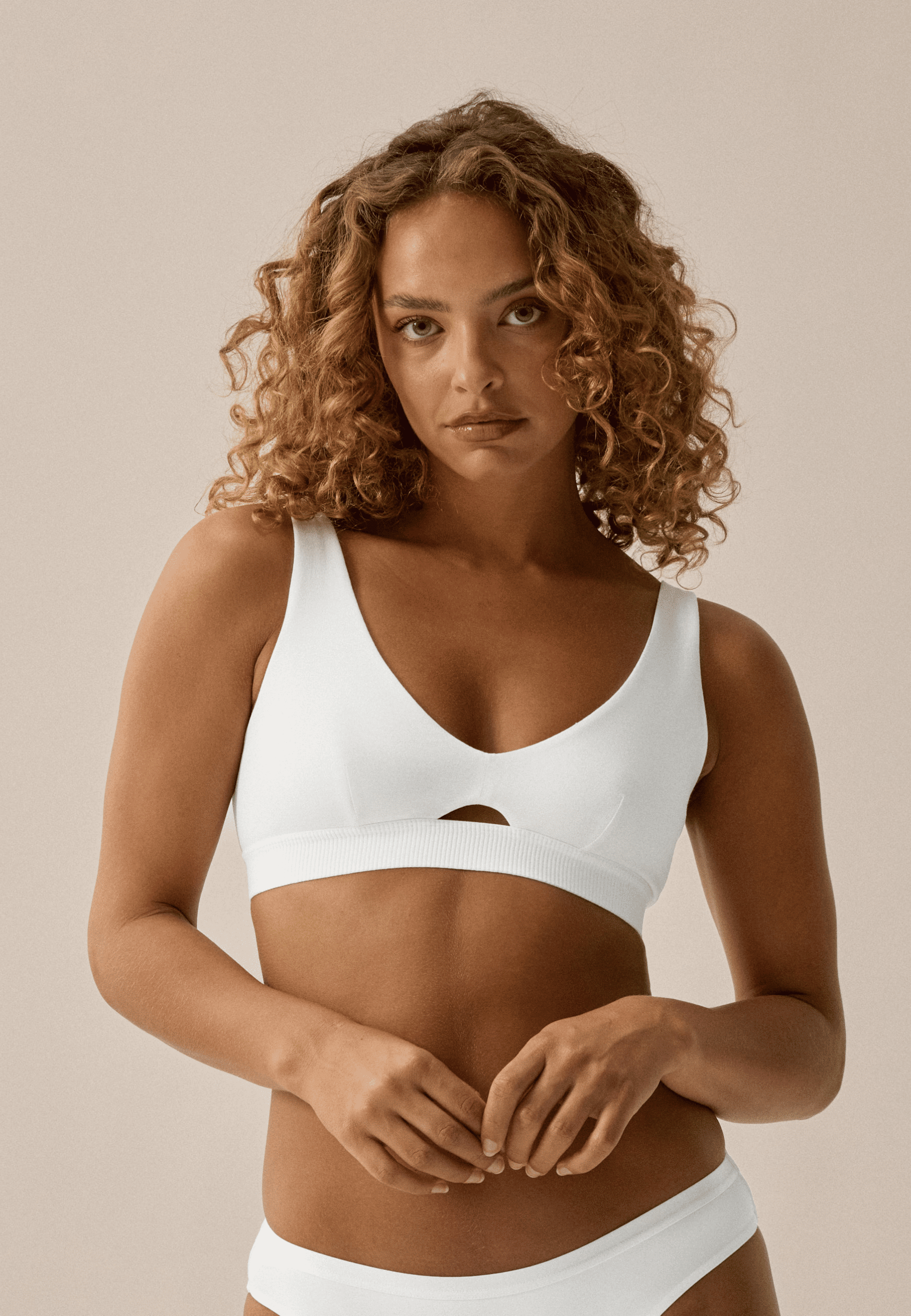 Voorzijde van vrouw die de katoenen soft bh in de kleur wit van het merk Naturana draagt