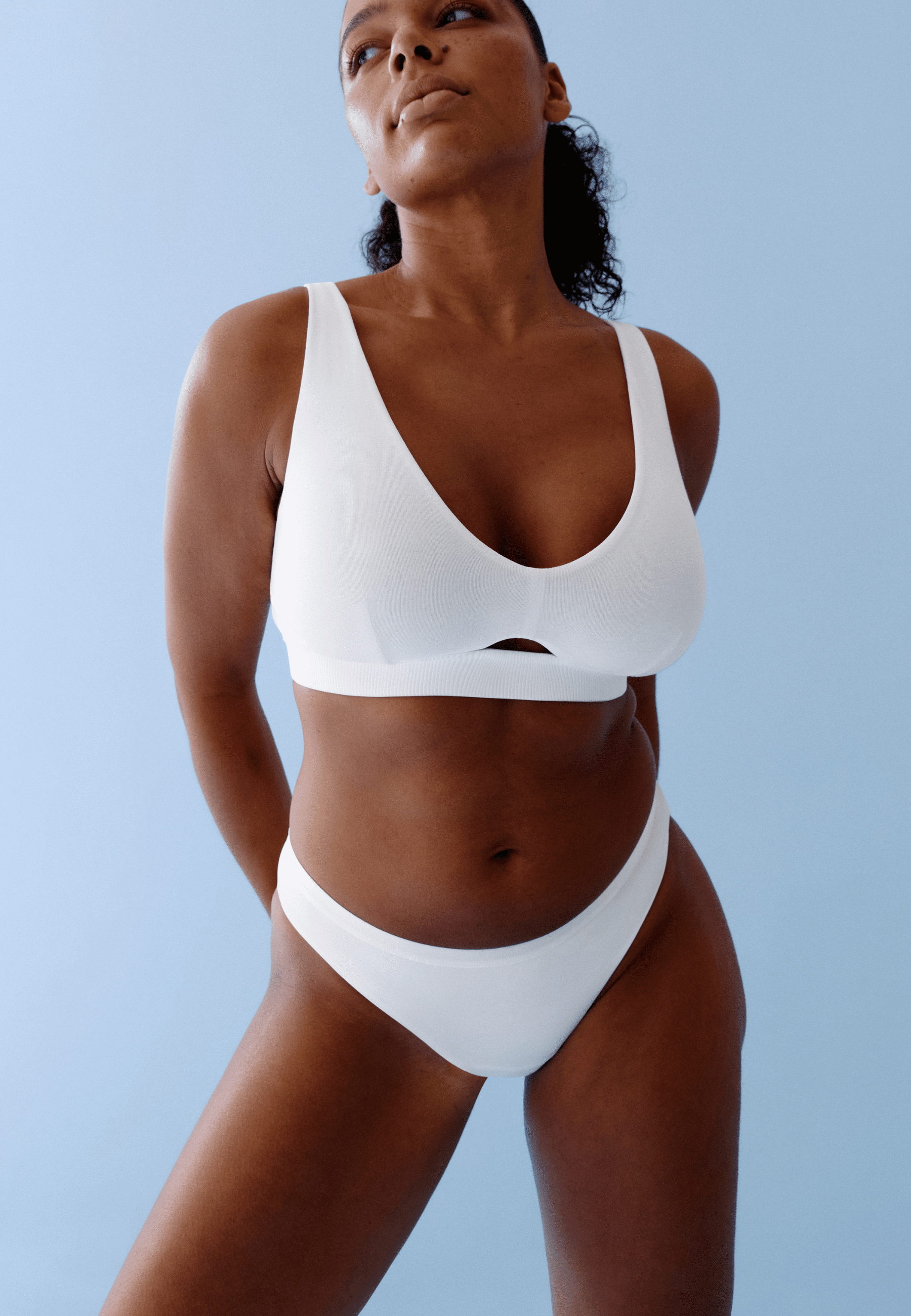 Voorzijde van vrouw die de katoenen soft bh in de kleur wit van het merk Naturana draagt