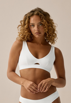 Voorzijde van vrouw die de katoenen soft bh in de kleur wit van het merk Naturana draagt