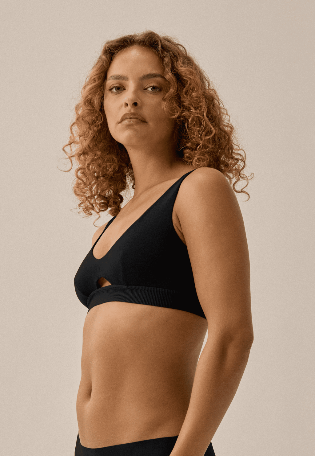 Zijde van vrouw die de katoenen soft bh in de kleur zwart van het merk Naturana draagt 