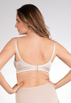 Achterzijde van vrouw die de minimizer bh met glanzend effect in de kleur beige van het merk Naturana draagt