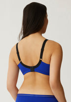 Achterzijde van vrouw die de minimizer bh met side smoother in de kleur indigo van het merk Naturana draagt