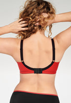 Achterzijde van vrouw die de minimizer bh met side smoother in de kleur rood van het merk Naturana draagt