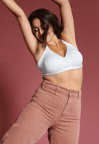 Voorzijde van vrouw die de minimizer bh met side smoother in de kleur wit van het merk Naturana draagt