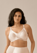Voorzijde van vrouw die de minimizer bh in de kleur beige van het merk Naturana draagt
