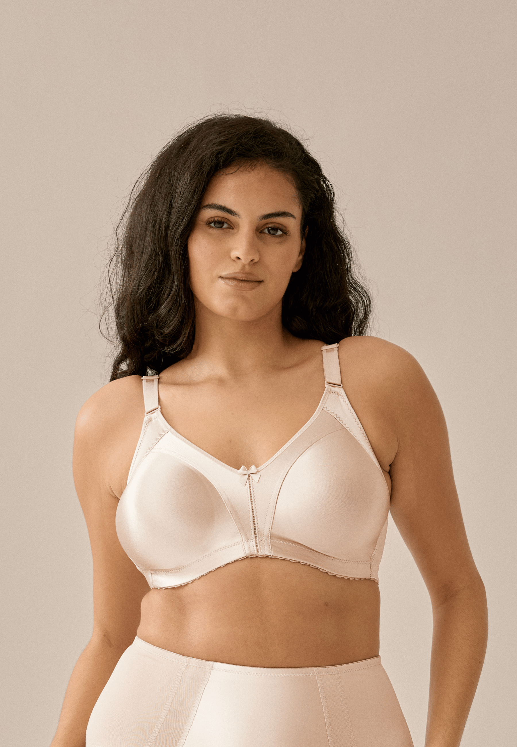 Voorzijde van vrouw die de minimizer bh in de kleur beige van het merk Naturana draagt