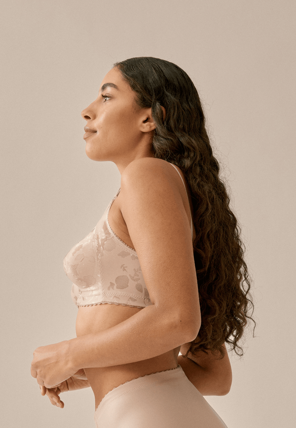 Zijde van vrouw die de minimizer bh met bloemenpatroon in de kleur beige van het merk Naturana draagt