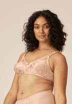 Zijde van vrouw die de minimizer bh met bloemenpatroon in de kleur beige van het merk Naturana draagt