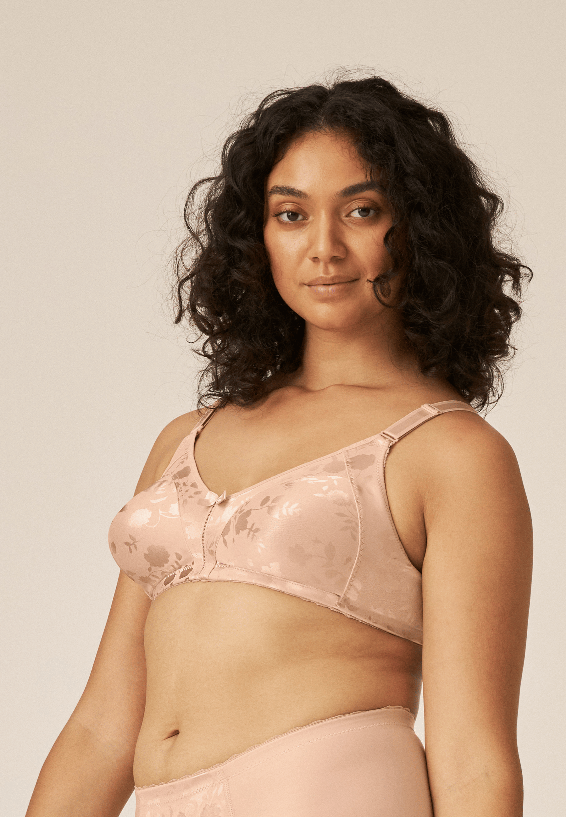 Zijde van vrouw die de minimizer bh met bloemenpatroon in de kleur beige van het merk Naturana draagt