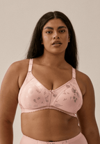 Voorzijde van vrouw die de minimizer bh met bloemenpatroon in de kleur pink rose van het merk Naturana draagt