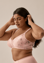 Zijde van vrouw die de minimizer bh met bloemenpatroon in de kleur pink rose van het merk Naturana draagt