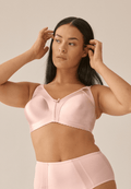 Voorzijde van vrouw die de minimizer bh in de kleur blush van het merk Naturana draagt