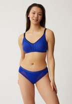 Voorzijde van vrouw die de minimizer bh met side smoother in de kleur indigo van het merk Naturana draagt