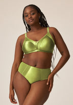 Voorzijde van vrouw die de minimizer bh en minimizer slip met glanzend effect in de kleur moss van het merk Naturana draagt