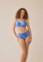 Voorzijde van vrouw die de minimizer bh en slip met mesh detail in de kleur marina blue van het merk Naturana draagt