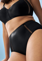 Voorzijde van vrouw die de minimizer bh en slip met mesh detail in de kleur zwart van het merk Naturana draagt