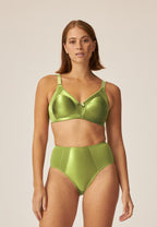 Voorzijde van vrouw die de minimizer bh en minimizer slip met glanzend effect in de kleur moss van het merk Naturana draagt