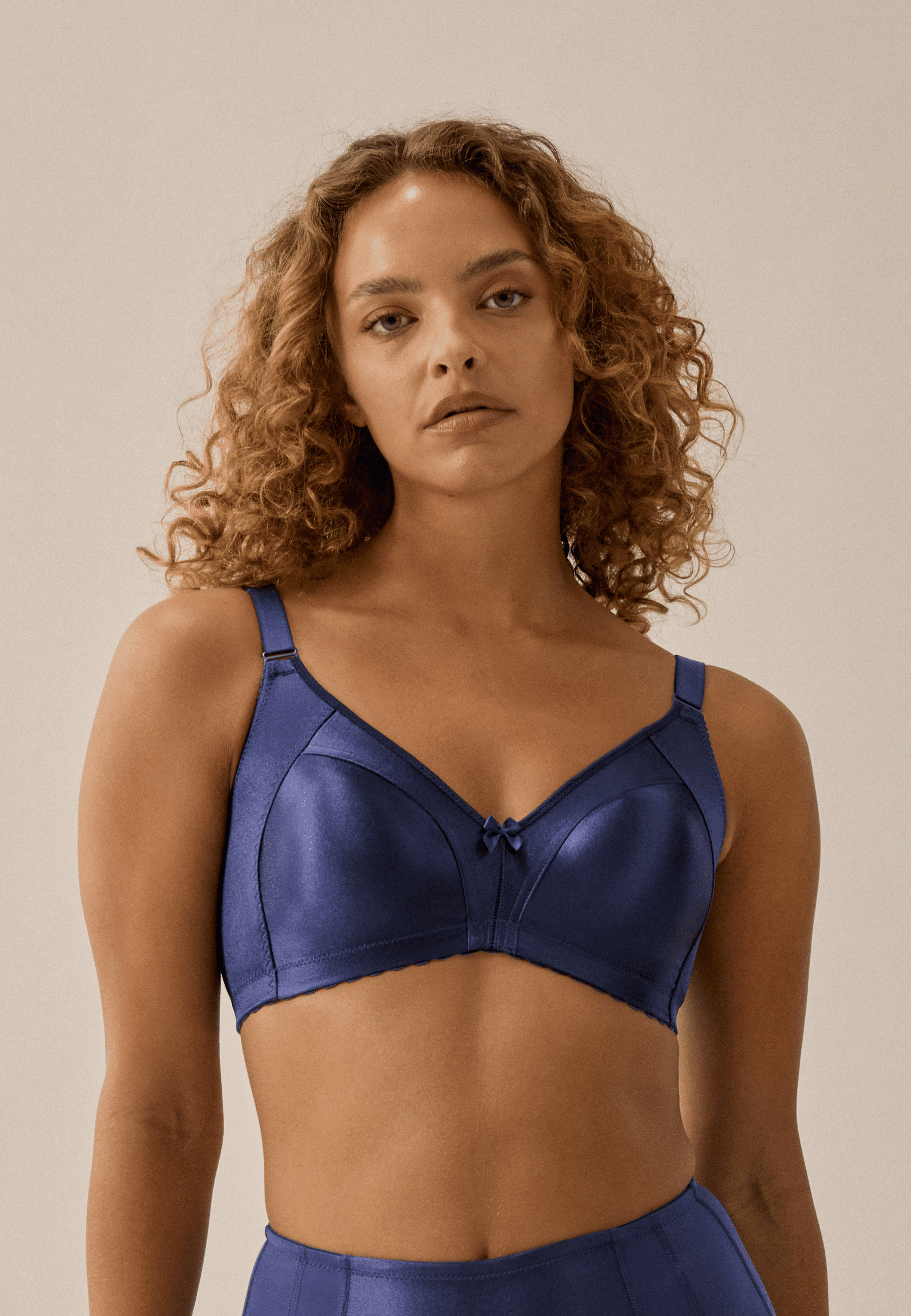 Voorzijde van vrouw die de minimizer bh in de kleur pacific blue van het merk Naturana draagt