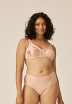 Voorzijde van vrouw die de minimizer bh met bloemenpatroon en de minimizer slip met bloemenpatroon in de kleur beige van het merk Naturana draagt