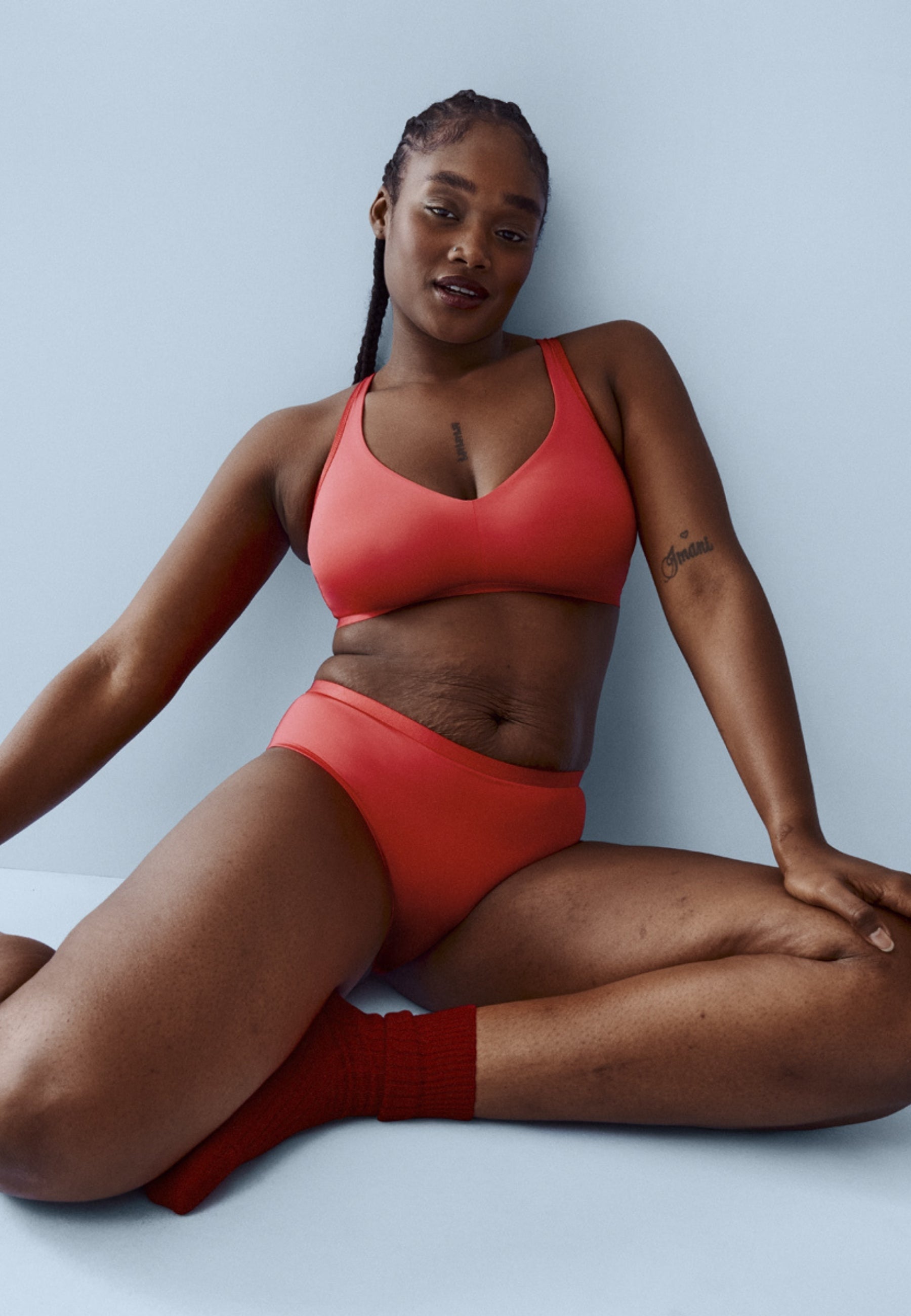 Voorzijde van vrouw die de minimizer bh en slip in de kleur chayenne van het merk Naturana draagt