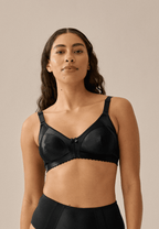 Voorzijde van vrouw die de minimizer bh in de kleur zwart van het merk Naturana draagt