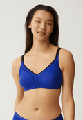 Voorzijde van vrouw die de minimizer bh in de kleur indigo van het merk Naturana draagt