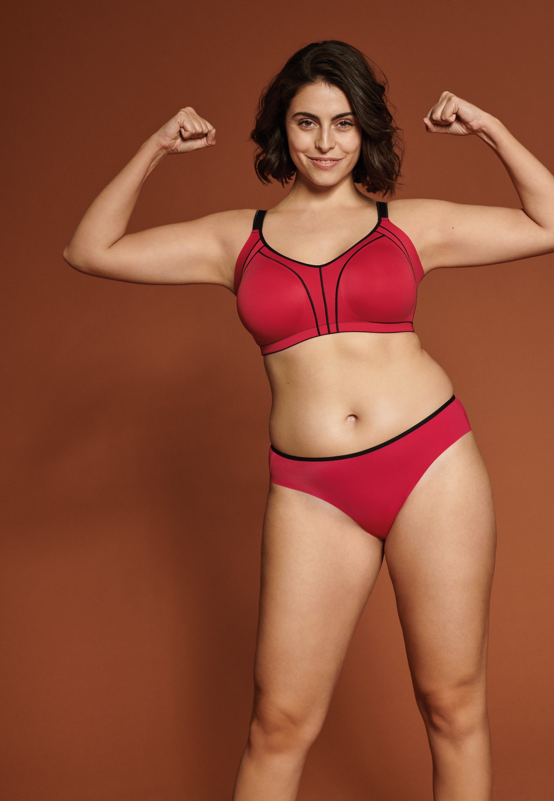 Voorzijde van vrouw die de minimizer bh in de kleur rood van het merk Naturana draagt