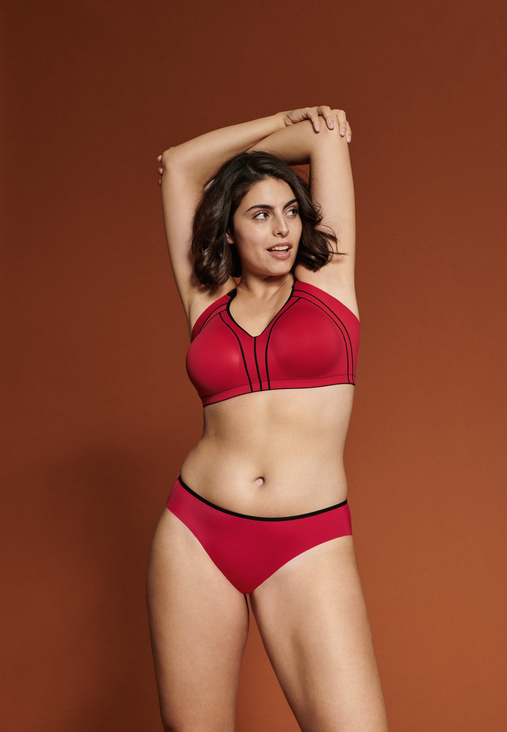 Voorzijde van vrouw die de minimizer bh in de kleur rood van het merk Naturana draagt