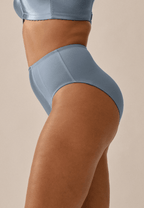 Zijde van vrouw die de minimizer slip in de kleur moonlight blue van het merk Naturana draagt
