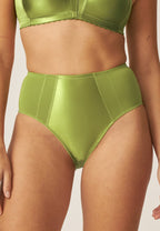 Voorzijde van vrouw die de minimizer slip met glanzend effect in de kleur moss van het merk Naturana draagt