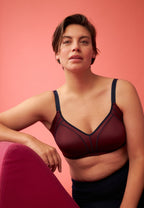 Voorzijde van vrouw die de minimizer bh met side smoother in de kleur astro dust van het merk Naturana draagt