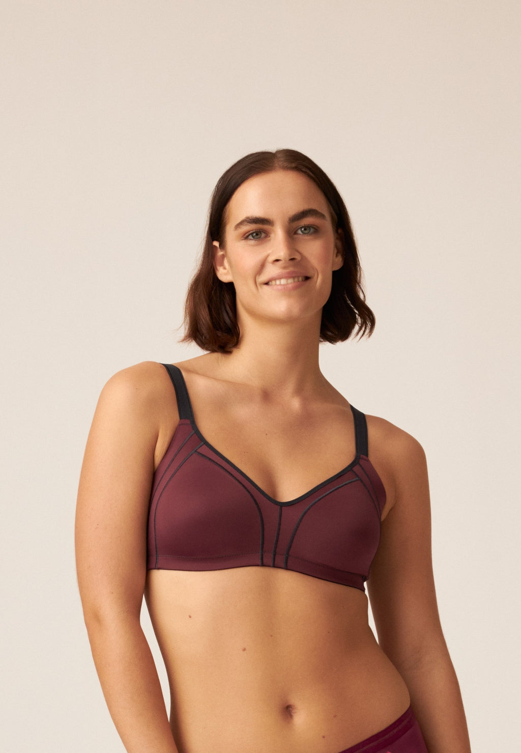 Voorzijde van vrouw die de minimizer bh met side smoother in de kleur astro dust van het merk Naturana draagt