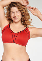 Voorzijde van vrouw die de minimizer bh met side smoother in de kleur rood van het merk Naturana draagt