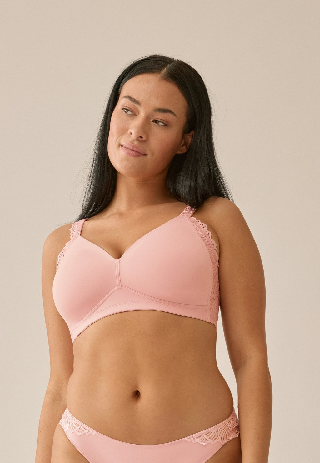 Voorzijde van vrouw die de side smoother bh met kant in de kleur pink rose van het merk Naturana draagt