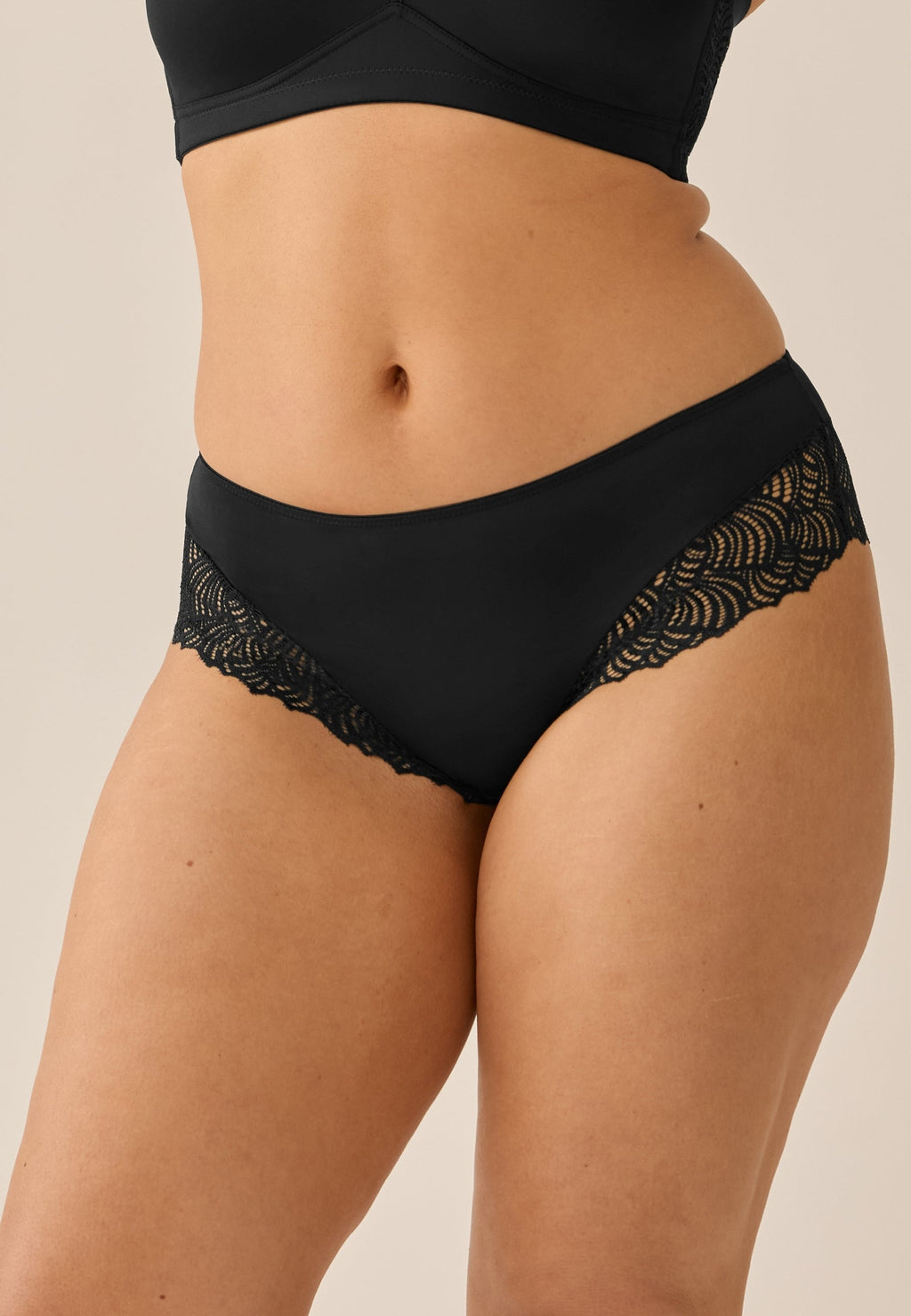 Voorzijde van vrouw die de hipster met gerecycled kant in de kleur zwart van het merk Naturana draagt