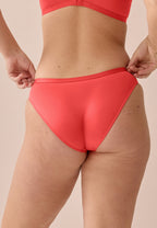 Achterzijde van vrouw die de slip in de kleur chayenne van het merk Naturana draagt