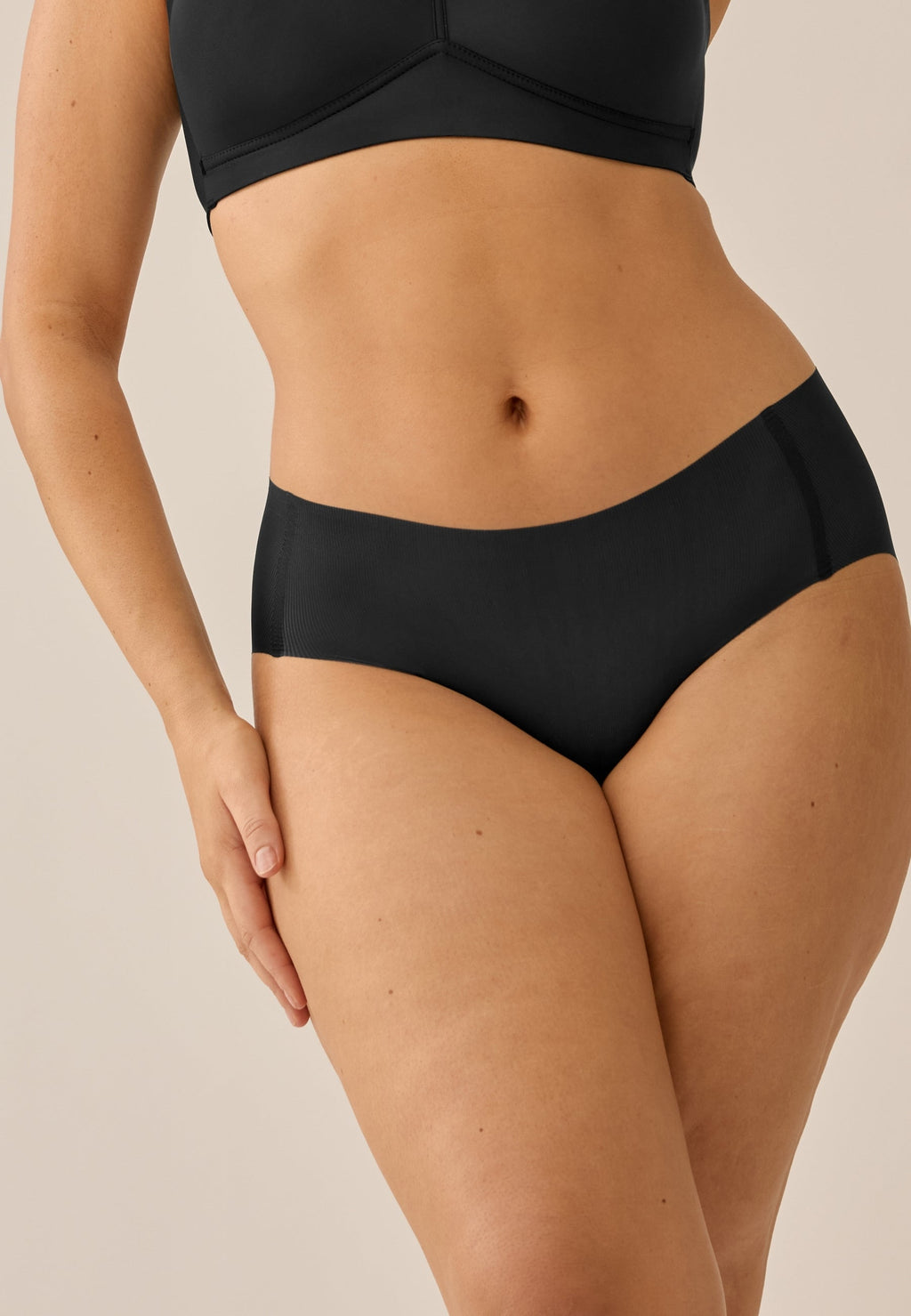 Voorzijde van vrouw die de slip one size in de kleur zwart van het merk Naturana draagt