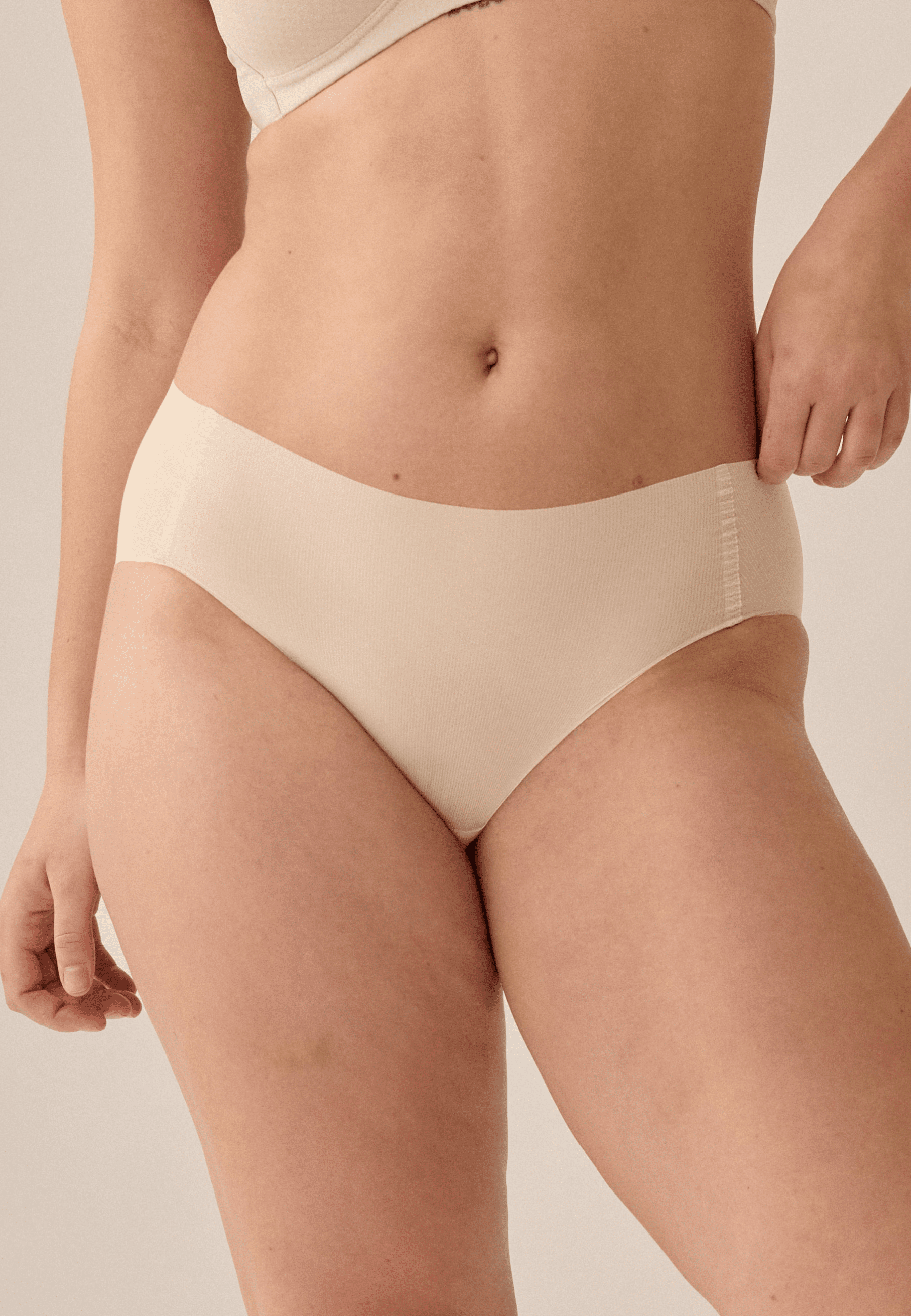 Voorzijde van vrouw die de one size slip in de kleur beige van het merk Naturana draagt